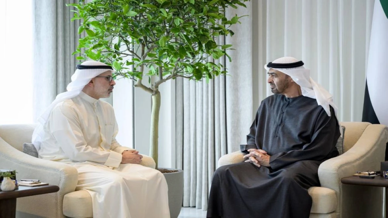 رئيس الدولة ووزير الخارجية الكويتي يناقشان تطورات الأوضاع والاعتداءات الإيرانية المستمرة في المنطقة